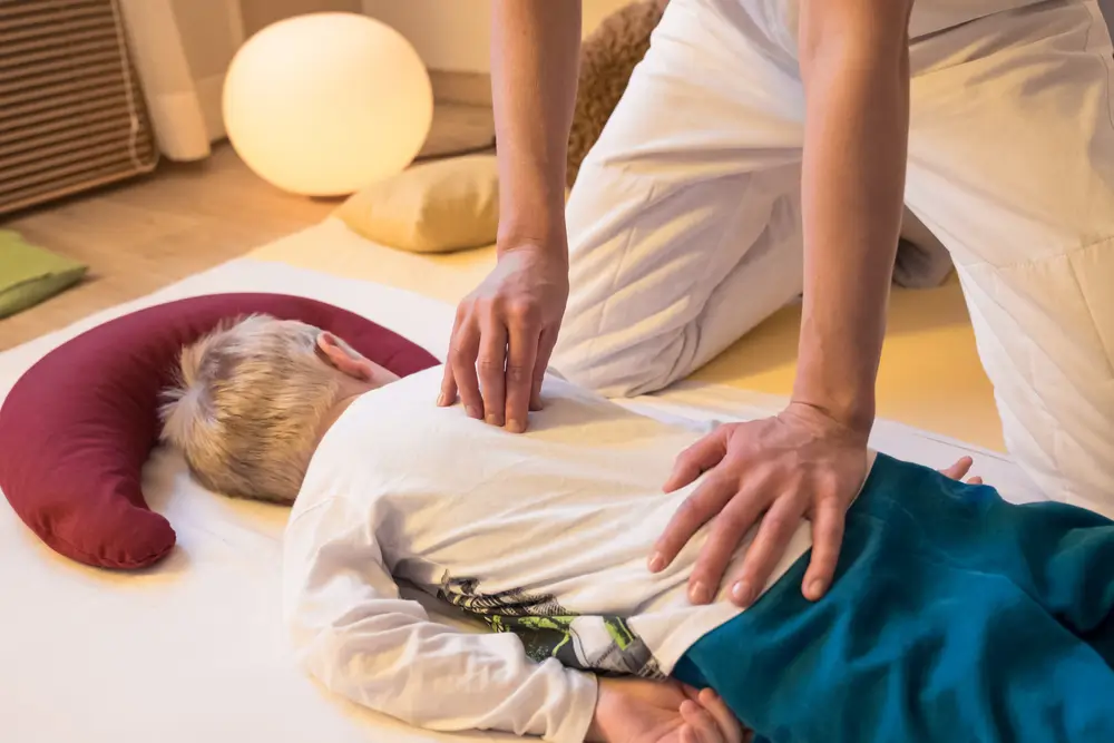 Massage de dos shiatsu.