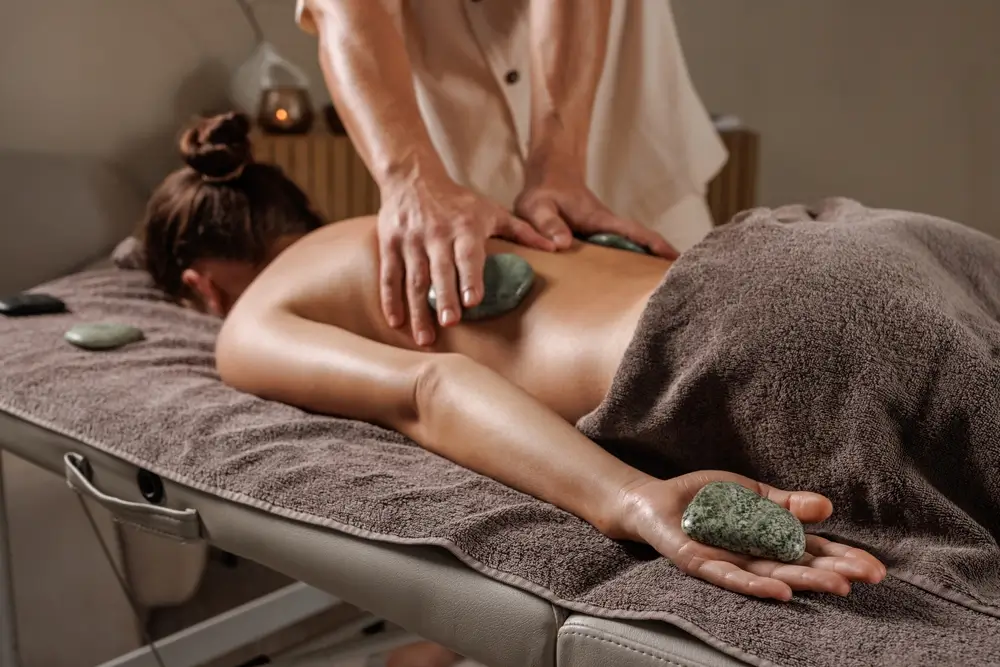Spa pierre thérapie pour la relaxation profonde, soulagement de la douleur musculaire, bien-être, le stress et la récupération de la fatigue.