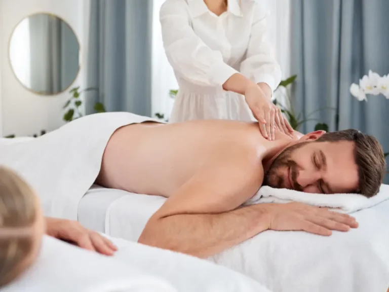 Détendez-vous, massage du dos et homme en couple pour le bien-être, la paix ou le calme pour la santé au spa.