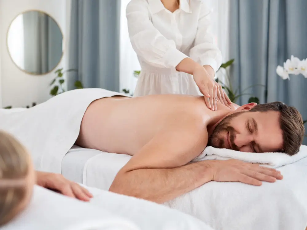 Détendez-vous, massage du dos et homme en couple pour le bien-être, la paix ou le calme pour la santé au spa.