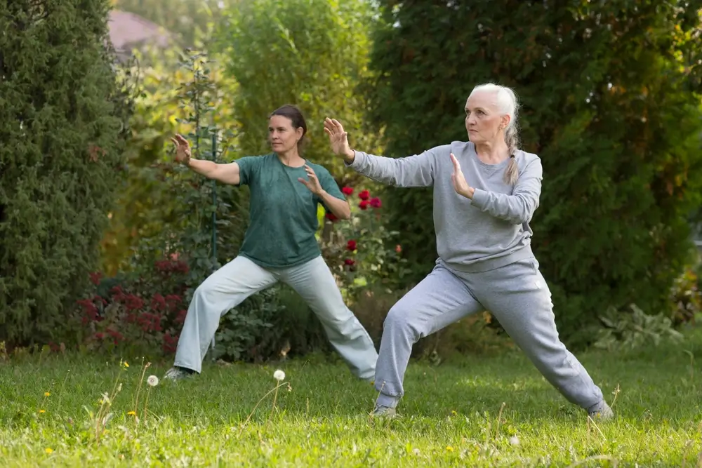 Groupe de personnes pratiquent le Qi Gong dans un parc.