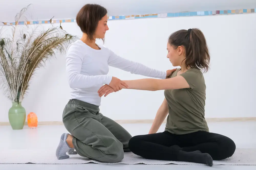 Adolescent recevant un massage Shiatsu de la masseuse Shiatsu.