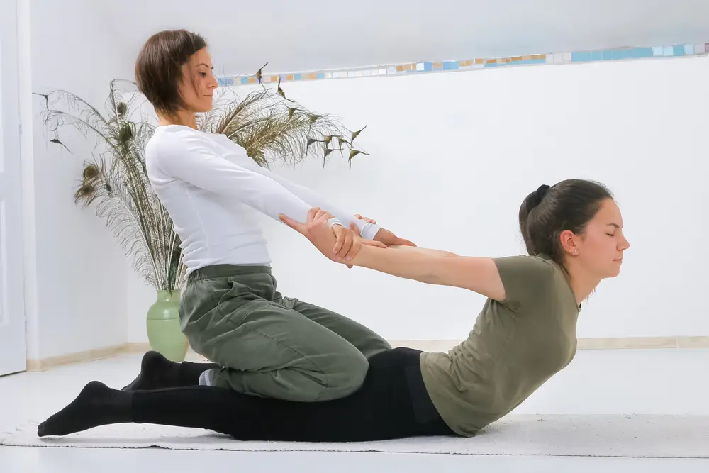 Adolescent recevant un massage Shiatsu de la masseuse Shiatsu.