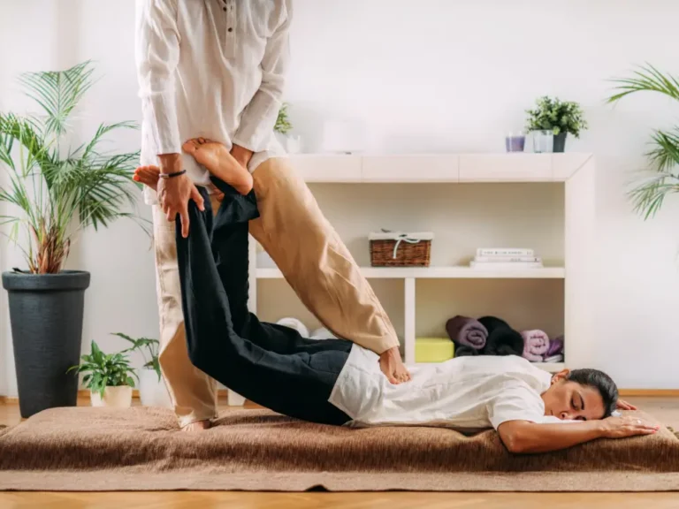 Thérapeute massant le dos de la femme. Une femme se faisant masser pour le shiatsu.